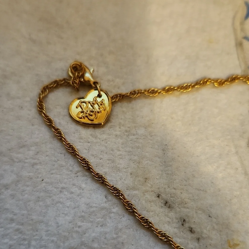 Elegant Gold Pendant Necklace - Picture 4 of 4